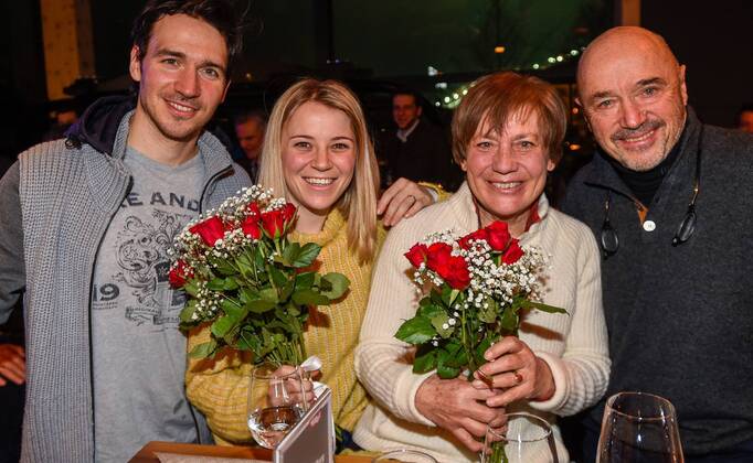 14 02 2019 Tirolberg Aare SWE FIS World Championships Alpine Skiing Felix Neureuther with Miriam Rosi Mittermaier and Christian Neureuther f l Felix Neureuther with Miriam Rosi Mittermaier and Christian Neureuther during the medal celebration for the FIS Ski World Championships 2019 at the Tirolberg in Aare Sweden on 2019 02 14 Aare  EX_SPI