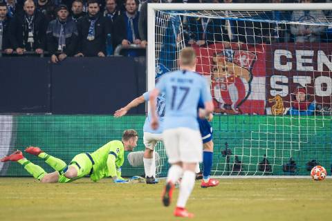 Sergio Kun Aguero of Manchester City scores (L-R) goalkeeper Ralf Fährmann of FC Schalke 04, Sergio Kun Aguero of Manchester City, Nabil Bentaleb of FC Schalke 04 during the UEFA Champions League round of 16 match between Schalke 04 and Manchester City at Arena Auf Schalke on February 20, 2019 in Gelsenkirchen, Germany UEFA Champions League 2018 2019 xVIxVIxImagesx xGerritxvanxKeulenxIVx 13695826