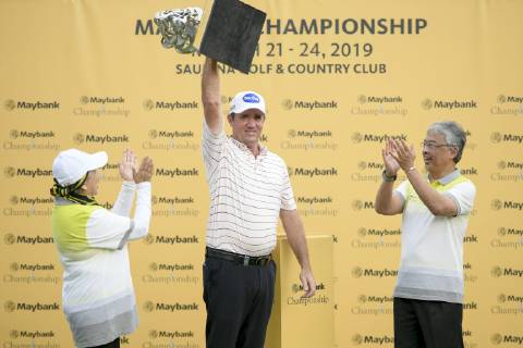 March 24, 2019 - Kuala Lumpur, Malaysia - Scott Hend (C) of Australia celebrates with Sultan Abdullah Sultan Ahmad Shah (R) , king of Malaysia and Mohaiyani Shamsudin (L), chairman of Maybank after he wins the Maybank Championship 2019 at Saujana Golf and Country Club on March 24, 2019 in Kuala Lumpur, Malaysia. Scott Hend Wins The Maybank Championship 2019  - ZUMAn230 20190324_zaa_n230_116 Copyright: xChrisxJungx