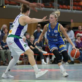 Göttingen Sporthalle Felix Klein Gymnasium 21 10 18 Basketball DBBL Season 2018 19 5 Matchday Flippo Baskets BG 74 Göttingen v Eintracht Braunschweig Picture 11 Nina Rosemeyer Eintracht Braunschweig right with ball 23 Klaudia Grudzien Flippo Baskets BG 74 left xsmmpJPGx