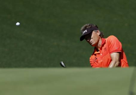 Sport Bilder des Tages Bernhard Langer of Germany hits a pitch shot to the 10th green at practice on the Tuesday before the 2019 Masters Tournament at Augusta National Golf Club in Augusta, Georgia, on April 9, 2019.  AUG20190409123 JOHNxANGELILLO