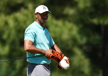 Tiger Woods takes off his head cover on the tee box on the Wednesday before the 2019 Masters Tournament at Augusta National Golf Club in Augusta, Georgia, on April 10, 2019.  AUG20190410912 KEVINxDIETSCH