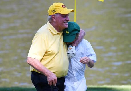 Jack Nicklaus walks off of the 9th green with one of his grandchildren at the Par 3 contest the Wednesday before the 2019 Masters Tournament at Augusta National Golf Club in Augusta, Georgia, on April 10, 2019.  AUG20190410933 KEVINxDIETSCH