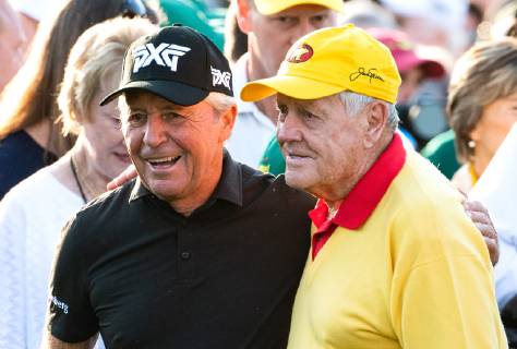Sport Bilder des Tages Golf legends Gary Player (L) and Jack Nicklaus embrace as they arrive for the ceremonial tee to start the Masters Tournament at Augusta National Golf Club in Augusta, Georgia, on April 11, 2019.  AUG20190411303 KEVINxDIETSCH