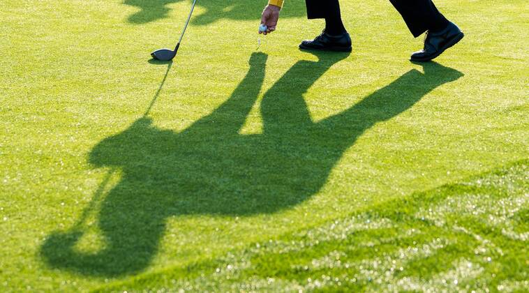Golf legend Jack Nicklaus places his ball on the tee before before hitting a ceremonial tee to start the Masters Tournament at Augusta National Golf Club in Augusta, Georgia, on April 11, 2019.  AUG20190411313 KEVINxDIETSCH