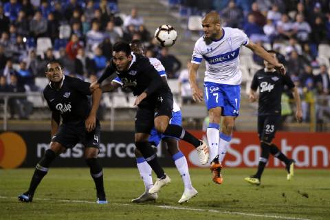 Futbol, Universidad Catolica vs Libertad. Copa Libertadores 2019 El jugador de Universidad Catolica Jorge Saez, disputa el balon contra Libertad durante el partido del grupo H de Copa Libertadores en el estadio San Carlos de Apoquindo. Santiago de Chile. 10 04 2019 Javier Torres Photosport Football, Universidad Catolica vs Libertad. Copa Libertadores Championchip 2019 Universidad Catolica s player Jorge Saez, battles for the Baltimore against Libertad during group H for Copa Libertadores Championship held at San Carlos de Apoquindo stadium. Santiago, Chile. 10 04 2019 Javier Torres Photosport Universidad Catolica vs Libertad, Copa Libertadores 2019