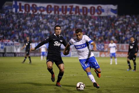 Futbol, Universidad Catolica vs Libertad. Copa Libertadores 2019 El jugador de Universidad Catolica Cesar Pinares disputa el balon con Cristian Riveros de Libertad. durante el partido del grupo H de Copa Libertadores en el estadio San Carlos de Apoquindo. Santiago de Chile 10 04 2019 Javier Torres Photosport Football, Universidad Catolica vs Libertad. Copa Libertadores Championchip 2019 Universidad Catolica s player Cesar Pinares, battles for the ball against Cristian Riveros of Libertad during group H for Copa Libertadores Championship held at San Carlos de Apoquindo stadium. Santiago, Chile. 10 04 2019 Javier Torres Photosport Universidad Catolica vs Libertad, Copa Libertadores 2019
