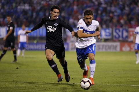 Futbol, Universidad Catolica vs Libertad. Copa Libertadores 2019 El jugador de Universidad Catolica Cesar Pinares disputa el balon con Cristian Riveros de Libertad. durante el partido del grupo H de Copa Libertadores en el estadio San Carlos de Apoquindo. Santiago de Chile 10 04 2019 Javier Torres Photosport Football, Universidad Catolica vs Libertad. Copa Libertadores Championchip 2019 Universidad Catolica s player Cesar Pinares, battles for the ball against Cristian Riveros of Libertad during group H for Copa Libertadores Championship held at San Carlos de Apoquindo stadium. Santiago, Chile. 10 04 2019 Javier Torres Photosport Universidad Catolica vs Libertad, Copa Libertadores 2019