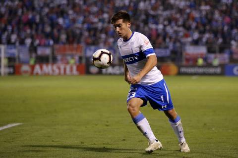 Futbol, Universidad Catolica vs Libertad. Copa Libertadores 2019 El jugador de Universidad Catolica Juan Cornejo controla el balon contra Libertad. durante el partido del grupo H de Copa Libertadores en el estadio San Carlos de Apoquindo. Santiago de Chile 10 04 2019 Javier Torres Photosport Football, Universidad Catolica vs Libertad. Copa Libertadores Championchip 2019 Universidad Catolica s player Juan Cornejo, controls the ball against Libertad during group H for Copa Libertadores Championship held at San Carlos de Apoquindo stadium. Santiago, Chile. 10 04 2019 Javier Torres Photosport Universidad Catolica vs Libertad, Copa Libertadores 2019