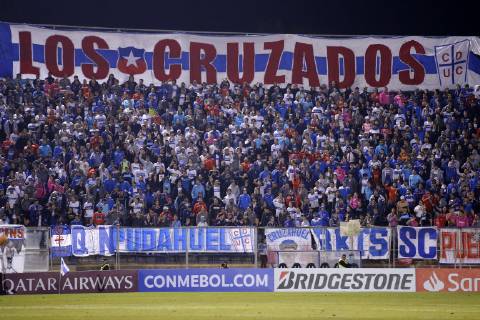 Futbol, Universidad Catolica vs Libertad. Copa Libertadores 2019 Hinchas de Universidad Catolica alientan durante el partido del grupo H de Copa Libertadores contra Libertad en el estadio San Carlos de Apoquindo. Santiago de Chile. 10 04 2019 Javier Torres Photosport Football, Universidad Catolica vs Libertad. Copa Libertadores Championchip 2019 Universidad Catolica s fans cheer during group H for Copa Libertadores Championship against Libertad at San Carlos de Apoquindo stadium. Santiago, Chile. 10 04 2019 Javier Torres Photosport Universidad Catolica vs Libertad, Copa Libertadores 2019
