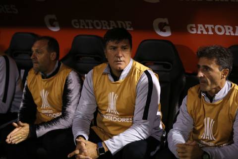 Futbol, Universidad Catolica vs Libertad. Copa Libertadores 2019 El entrenador de Libertad Jose Chamot, dirige a sus jugadores durante el partido contra Universidad Catolica por el grupo H de Copa Libertadores en el estadio San Carlos de Apoquindo. Santiago de Chile. 10 04 2019 Javier Torres Photosport Football, Universidad Catolica vs Libertad. Copa Libertadores Championchip 2019 Libertad s head coach Jose Chamot, gives intructions to his payers during group H for Copa Libertadores Championship against Universidad Catolica at San Carlos de Apoquindo stadium. Santiago, Chile. 10 04 2019 Javier Torres Photosport Universidad Catolica vs Libertad, Copa Libertadores 2019