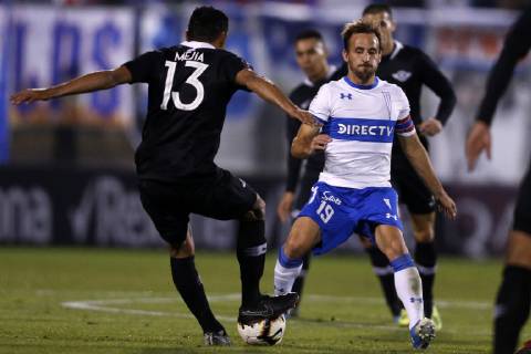 Futbol, Universidad Catolica vs Libertad. Copa Libertadores 2019 El jugador de Universidad Catolica Jose Pedro Fuenzalida disputa el balon con Alexander Mejia de Libertad. durante el partido del grupo H de Copa Libertadores en el estadio San Carlos de Apoquindo. Santiago de Chile. 10 04 2019 Javier Torres Photosport Football, Universidad Catolica vs Libertad. Copa Libertadores Championchip 2019 Universidad Catolica s player Jose Pedro Fuenzalida, battles for the ball against Alexander Mejia of Libertad during group H for Copa Libertadores Championship held at San Carlos de Apoquindo stadium. Santiago, Chile. 10 04 2019 Javier Torres Photosport Universidad Catolica vs Libertad, Copa Libertadores 2019