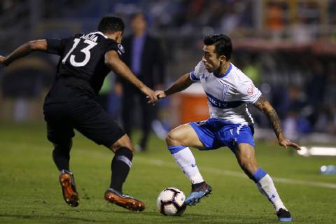 Futbol, Universidad Catolica vs Libertad. Copa Libertadores 2019 El jugador de Universidad Catolica Edson Puch disputa el balon con Alexander Mejia de Libertad. durante el partido del grupo H de Copa Libertadores en el estadio San Carlos de Apoquindo. Santiago de Chile. 10 04 2019 Javier Torres Photosport Football, Universidad Catolica vs Libertad. Copa Libertadores Championchip 2019 Universidad Catolica s player Edson Puch, battles for the ball against Alexander Mejia of Libertad during group H for Copa Libertadores Championship held at San Carlos de Apoquindo stadium. Santiago, Chile. 10 04 2019 Javier Torres Photosport Universidad Catolica vs Libertad, Copa Libertadores 2019