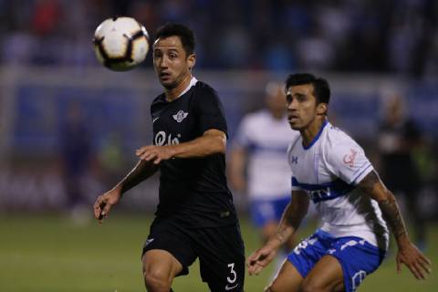 Futbol, Universidad Catolica vs Libertad. Copa Libertadores 2019 El jugador de Libertad Ivan Piris , controla el balon con Universidad Catolica durante el partido del grupo H de Copa Libertadores en el estadio San Carlos de Apoquindo. Santiago de Chile. 10 04 2019 Javier Torres Photosport Football, Universidad Catolica vs Libertad. Copa Libertadores Championchip 2019 Libertad s player Ivan Piris controls the ball against Universidad Catolica during group H for Copa Libertadores Championship held at San Carlos de Apoquindo stadium. Santiago, Chile. 10 04 2019 Javier Torres Photosport Universidad Catolica vs Libertad, Copa Libertadores 2019