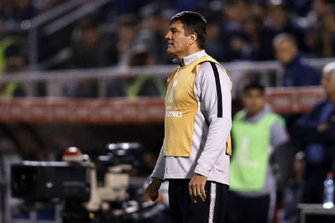Futbol, Universidad Catolica vs Libertad. Copa Libertadores 2019 El entrenador de Libertad Jose Chamot, dirige a sus jugadores durante el partido contra Universidad Catolica por el grupo H de Copa Libertadores en el estadio San Carlos de Apoquindo. Santiago de Chile. 10 04 2019 Javier Torres Photosport Football, Universidad Catolica vs Libertad. Copa Libertadores Championchip 2019 Libertad s head coach Jose Chamot, gives intructions to his payers during group H for Copa Libertadores Championship against Universidad Catolica at San Carlos de Apoquindo stadium. Santiago, Chile. 10 04 2019 Javier Torres Photosport Universidad Catolica vs Libertad, Copa Libertadores 2019