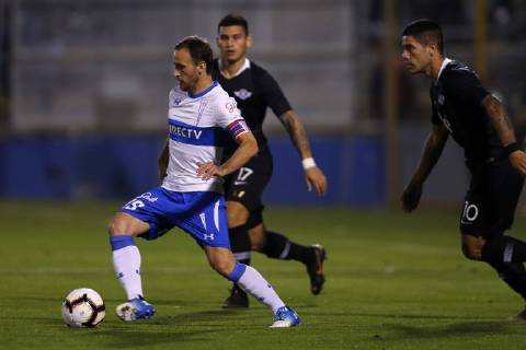 Futbol, Universidad Catolica vs Libertad. Copa Libertadores 2019 El jugador de Universidad Catolica Jose Pedro Fuenzalida disputa el balon con Antonio Bareiro de Libertad. durante el partido del grupo H de Copa Libertadores en el estadio San Carlos de Apoquindo. Santiago de Chile. 10 04 2019 Javier Torres Photosport Football, Universidad Catolica vs Libertad. Copa Libertadores Championchip 2019 Universidad Catolica s player Jose Pedro Fuenzalida, battles for the ball against Antonio Bareiro of Libertad during group H for Copa Libertadores Championship held at San Carlos de Apoquindo stadium. Santiago, Chile. 10 04 2019 Javier Torres Photosport Universidad Catolica vs Libertad, Copa Libertadores 2019