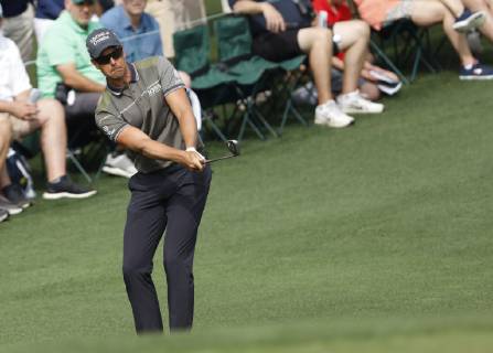 Henrik Stenson of Sweeden chips to the 2nd green in the first round at the 2019 Masters Tournament at Augusta National Golf Club in Augusta, Georgia, on April 11, 2019.  AUG20190411118 JOHNxANGELILLO