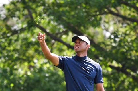 Tiger Woods trows grass into the air to check the wind before hitting on the 4th tee during the first round of the Masters Tournament at Augusta National Golf Club in Augusta, Georgia, on April 11, 2019.  AUG20190411334 KEVINxDIETSCH