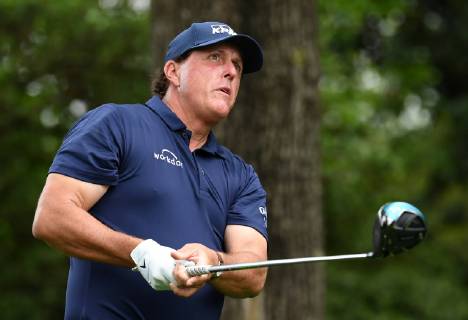 Sport Themen der Woche Sport Bilder des Tages Phil Mickelson watches his drive off of the second tee during the second round of the Masters Tournament at Augusta National Golf Club in Augusta, Georgia, on April 12, 2019.  AUG20190412314 KEVINxDIETSCH