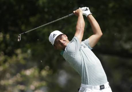 Xander Schauffele hits a tee shot on the 4th hole in the third round at the 2019 Masters Tournament at Augusta National Golf Club in Augusta, Georgia, on April 13, 2019.  AUG20190413902 JOHNxANGELILLO