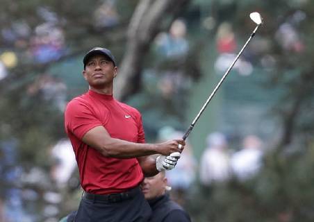 Tiger Woods hits his approach shot to the 1st hole in the final round at the 2019 Masters Tournament at Augusta National Golf Club in Augusta, Georgia, on April 14, 2019.  AUG20190414901 JOHNxANGELILLO