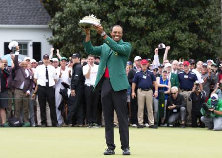 Sport Bilder des Tages Tiger Woods holds the Masters Trophy wearing his newly won Green Jacket after the final round at the 2019 Masters Tournament at Augusta National Golf Club in Augusta, Georgia, on April 14, 2019. Tiger Woods wins the Masters with a score of 13 under par for his 5th Green Jacket.  AUG20190414922 JOHNxANGELILLO