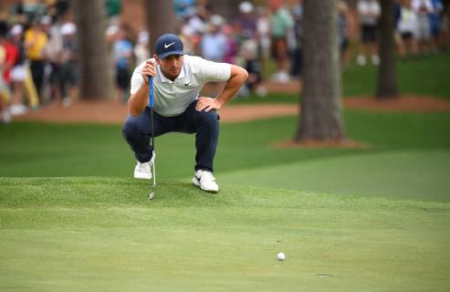 Francesco Molinari lines up a putt on the 7th green during the final round of the Masters Tournament at Augusta National Golf Club in Augusta, Georgia, on April 14, 2019.  AUG20190414347 KEVINxDIETSCH
