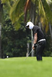 (190420) -- BOAO, April 20, 2019 (Xinhua) -- Wu Hongfu of China chips on the 13th hole during the third round of the Boao Open in Boao, south China s Hainan Province, on April 20, 2019. The 2019 China Tour s Boao Open is held from April 15 to 21. (Xinhua Yang Guanyu) (SP)CHINA-BOAO-GOLF-CHINA TOUR-BOAO OPEN (CN) 