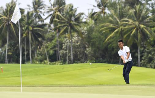 (190420) -- BOAO, April 20, 2019 (Xinhua) -- Zhang Huilin of China chips on the 13th hole during the third round of the Boao Open in Boao, south China s Hainan Province, on April 20, 2019. The 2019 China Tour s Boao Open is held from April 15 to 21. (Xinhua Yang Guanyu) (SP)CHINA-BOAO-GOLF-CHINA TOUR-BOAO OPEN (CN) 