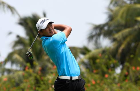 (190420) -- BOAO, April 20, 2019 (Xinhua) -- Hak Shun Yat of China s Hong Kong tees off on the 14th hole during the third round of the Boao Open in Boao, south China s Hainan Province, on April 20, 2019. The 2019 China Tour s Boao Open is held from April 15 to 21. (Xinhua Yang Guanyu) (SP)CHINA-BOAO-GOLF-CHINA TOUR-BOAO OPEN (CN) 