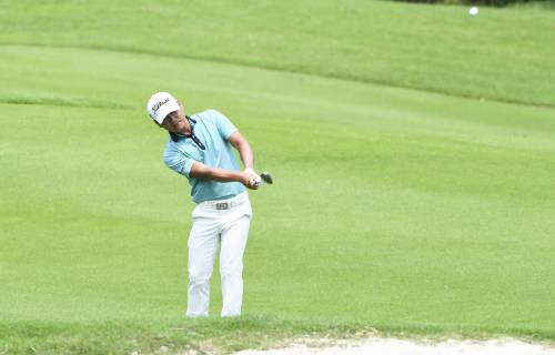 (190420) -- BOAO, April 20, 2019 (Xinhua) -- Xiao Bowen of China chips on the 6th hole during the third round of the Boao Open in Boao, south China s Hainan Province, on April 20, 2019. The 2019 China Tour s Boao Open is held from April 15 to 21. (Xinhua Yang Guanyu) (SP)CHINA-BOAO-GOLF-CHINA TOUR-BOAO OPEN (CN) 