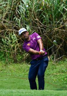 (190420) -- BOAO, April 20, 2019 (Xinhua) -- Chinnarat Phadungsil of Thailand chips on the 11th hole during the third round of the Boao Open in Boao, south China s Hainan Province, on April 20, 2019. The 2019 China Tour s Boao Open is held from April 15 to 21. (Xinhua Yang Guanyu) (SP)CHINA-BOAO-GOLF-CHINA TOUR-BOAO OPEN (CN) 