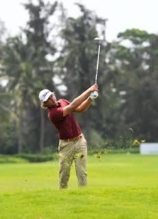 (190420) -- BOAO, April 20, 2019 (Xinhua) -- Maverick Antcliff of Australia hits on the 5th hole during the third round of the Boao Open in Boao, south China s Hainan Province, on April 20, 2019. The 2019 China Tour s Boao Open is held from April 15 to 21. (Xinhua Yang Guanyu) (SP)CHINA-BOAO-GOLF-CHINA TOUR-BOAO OPEN (CN) 
