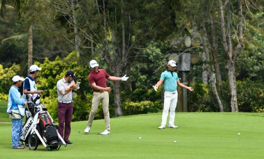 (190420) -- BOAO, April 20, 2019 (Xinhua) -- Xiao Bowen (R) of China, Maverick Antcliff (2nd R) of Australia and Cristiano Terragni (3rd R) of Italy react on the 6th hole during the third round of the Boao Open in Boao, south China s Hainan Province, on April 20, 2019. The 2019 China Tour s Boao Open is held from April 15 to 21. (Xinhua Yang Guanyu) (SP)CHINA-BOAO-GOLF-CHINA TOUR-BOAO OPEN (CN) 