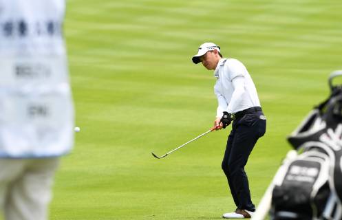 (190420) -- BOAO, April 20, 2019 (Xinhua) -- Huang Wenyi of China chips on the 11th hole during the third round of the Boao Open in Boao, south China s Hainan Province, on April 20, 2019. The 2019 China Tour s Boao Open is held from April 15 to 21. (Xinhua Yang Guanyu) (SP)CHINA-BOAO-GOLF-CHINA TOUR-BOAO OPEN (CN) 