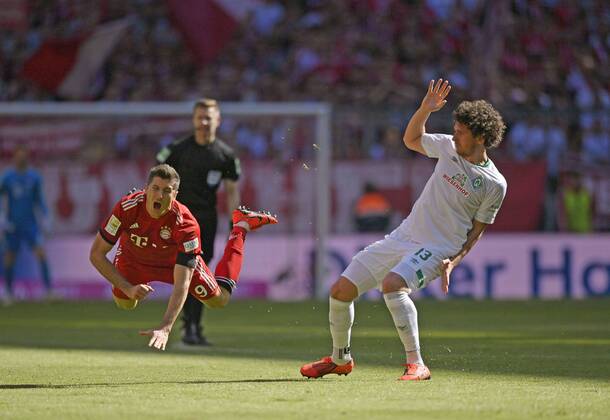 20 04 2019 Football 1 Bundesliga 2018 2019 30 Matchday FC Bayern München SV Werder Bremen in the Allianz Arena Munich v li Robert Lewandowski FC Bayern München fouled by Milos Veljkovic SV Werder Bremen DFL and DFB regulations prohibit any use of photographs as image sequences and or quasi video