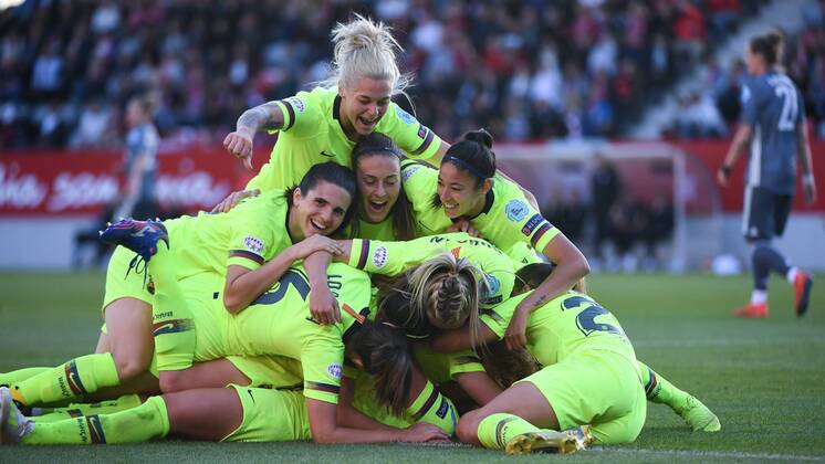players of FC Barcelona with goal celebration cheers goal celebration celebrate the goal goal celebration jubilation about the goal to 0 1 by Kheira Hamraoui Barcelona 18 on the ground hidden optimistic action Verena Schweers FC Bayern Munich FCB 22 disappointed looking disappointment frustration disappointed pessimistic football UEFA Women s Champions League FC Bayern Munich FC Barcelona xslx