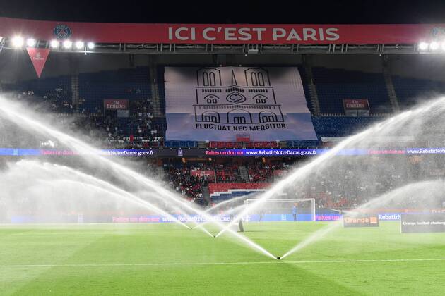 April 21, 2019 - Paris, ile de france, France - water falls in front of a giant tiff in tribute to Notre Dame de Paris during the french Ligue 1 match between Paris Saint-Germain (PSG) and AS Monaco (ASM) at Parc des Princes stadium on 2019, April 21 in Paris, France. Paris Saint Germain v AS Monaco - French Ligue 1  - ZUMAn230 20190421_zaa_n230_438 Copyright: xJulienxMattiax