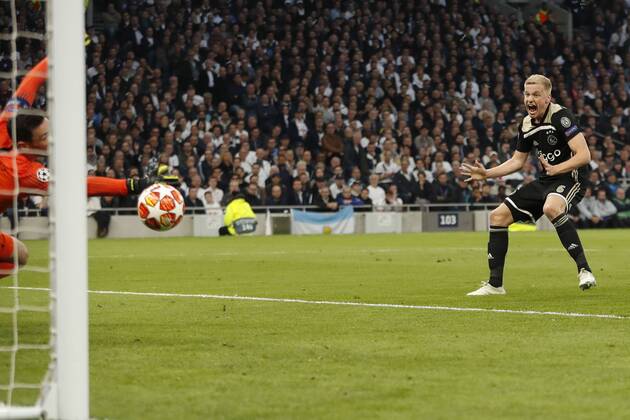 Sport Themen der Woche KW18 Sport Bilder des Tages LONDON Football, 30-04-2019, season 2018 2019 , Tottenham Stadium . Semi final Champions League first leg. Ajax player Donny van de Beek (r) scoring the 0-1 during the game Tottenham Hotspur - Ajax Tottenham Hotspur - Ajax  x3292044x
