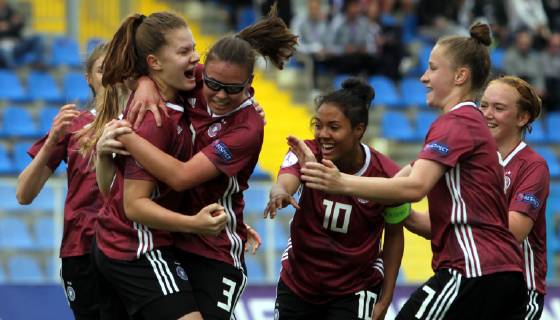 05.05.2019 Albena(Bulgaria) England-Germany UEFA U17 U 17 Under 17 European Championship EM Europameisterschaft women s football Emilie Bernhardt(L),Julia Pollak(2L),Gia Corley(3L), Nicole Woldmann(4th from left) Germany celebrate first goal on match : 