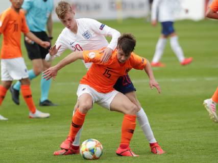 Netherlands v England UEFA EURO EM Europameisterschaft Fussball U17 U 17 Championship Dirk Proper of Netherlands and Cole Palmer of England during the UEFA Euro U17 Championship match at Tolka Park, Drumcondra Content Not Available For UK Newspapers Copyright: xYannisxHalasx FIL-13221-0014
