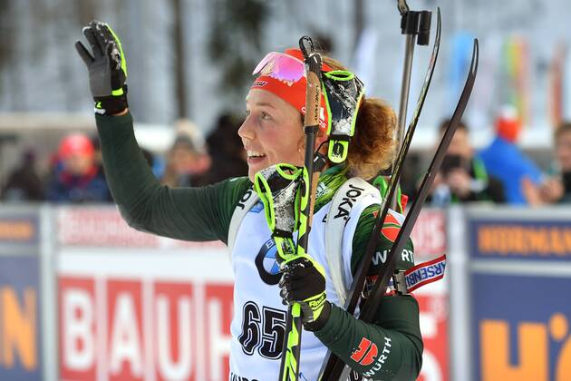 Laura DAHLMEIER ends her career with 25 archive photo Laura DAHLMEIER GER, waves at the finish to the fans, gestures, action, single picture, cut single motif, half figure, half figure 7.5km sprint of women, women on 17 01 2019 IBU Biathlon World Cup 2019 in Ruhpolding, season 2018 19 Â