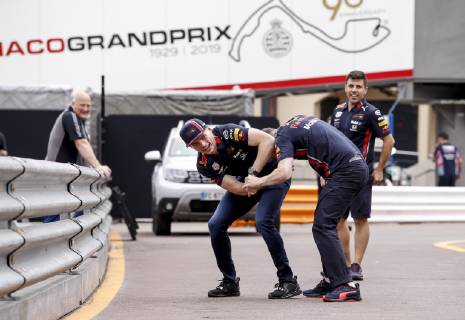 Motorsports: FIA Formula One World Championship, WM, Weltmeisterschaft 2019, Grand Prix of Monaco, 33 Max Verstappen (NLD, Aston Martin Red Bull Racing) wrestles a mechanic Monte Carlo Monaco