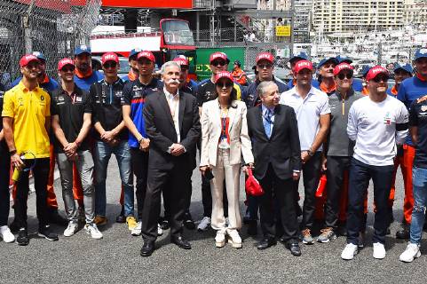 26 05 2019, xekx, Formula 1 FIA, 2019 Monaco Grand Prix Race emspor, v l Tribute to Niki Lauda, Formula 1 Driver with Niki Lauda Cap DFL DFB REGULATIONS PROHIBIT ANY USE OF PHOTOGRAPHS as IMAGE SEQUENCES and or QUASI VIDEO Monte Carlo eel-fotografie Eberhard Krieger