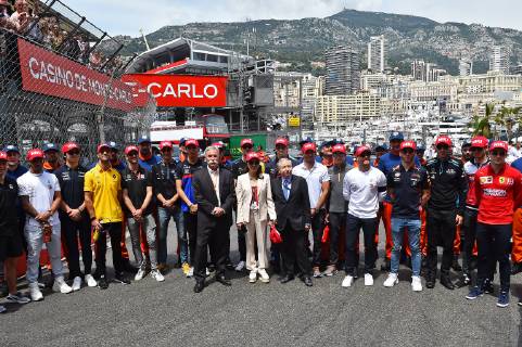 26 05 2019, xekx, Formula 1 FIA, 2019 Monaco Grand Prix Race emspor, v l Tribute to Niki Lauda, Formula 1 Driver with Niki Lauda Cap DFL DFB REGULATIONS PROHIBIT ANY USE OF PHOTOGRAPHS as IMAGE SEQUENCES and or QUASI VIDEO Monte Carlo eel-fotografie Eberhard Krieger