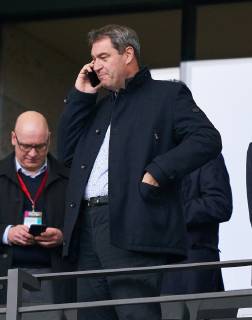 Markus SOEDER, bayerischer Ministerpraesident, Bayern, telefoniert mit dem Handy, FC BAYERN MUNICH - RB LEIPZIG 3-0 Final DFB-Pokal, German Football Trophy , Berlin, May 25, 2019 Season 2018 2019, Soccer, München, Red Bull Photographer: Peter Schatz