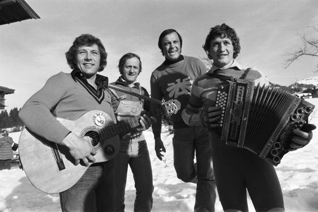 Alpine Skiing World Cup 1974 1975 Kitzbuehel winner KLAMMER Austria Alpine Skiing World Cup 1974 1975 Kitzbuehel downhill 19 01 1975 victory celebration Werner GRISSMANN, coach Charly KAHR, Toni SAILER and winner Franz KLAMMER v left, all Austria make music Kitzbuehel Austria
