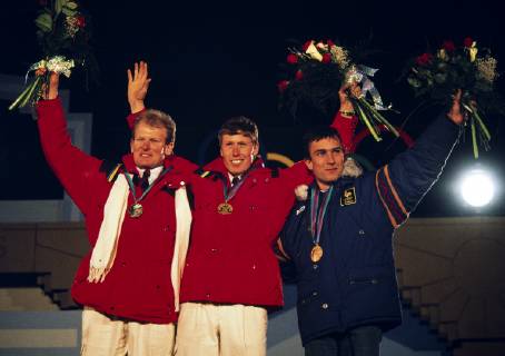 Ski Alpine Olympic Games 1988 MUELLER SUI , ZURBRIGGEN SUI , PICCARD FRA Olympic Winter Games Calgary 13 28 02 1988 Downhill men 15 02 1988 Peter MUELLER, Pirmin ZURBRIGGEN both Switzerland and Franck PICCARD France cheer at the award ceremony Calgary Alberta Canada