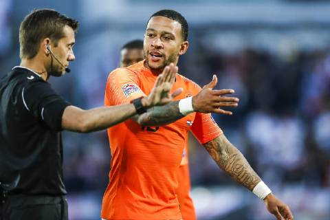 GUIMARAES, 06-06-2019, Estadio D. Afonso Henriques , UEFA Nations League Semi Final. Netherlands player Memphis Depay talking to referee Clement Turpin during the game Netherlands - England Netherlands - England x3610811x Copyright: