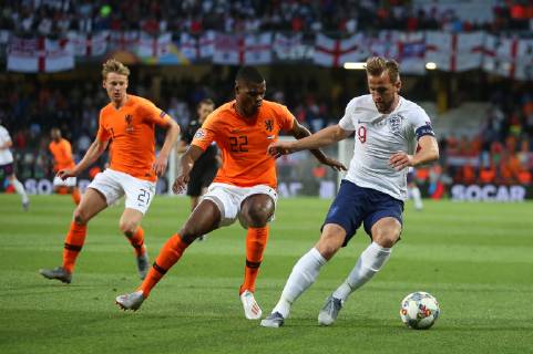 Netherlands v England UEFA Nations League Semi-Final Denzel Dumfries of Netherlands and Harry Kane of England battle for the ball during the UEFA Nations League Semi-Final match at Estadio D. Afonso Henrique, Guimaraes Content Not Available For UK Newspapers Copyright: xPaulxChestertonx FIL-13327-0069